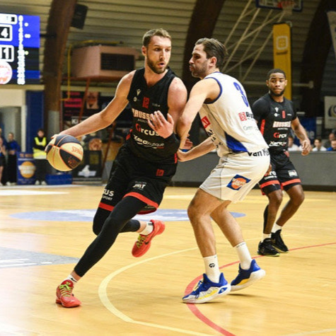 BNXT basketbal speler Domien Loubry draagt basketbal gripsokken van GT GRIP Socks