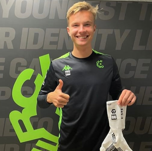 Cercle Brugge profspeler Cristaan Ravych draagt GT GRIP sokken om te voetballen